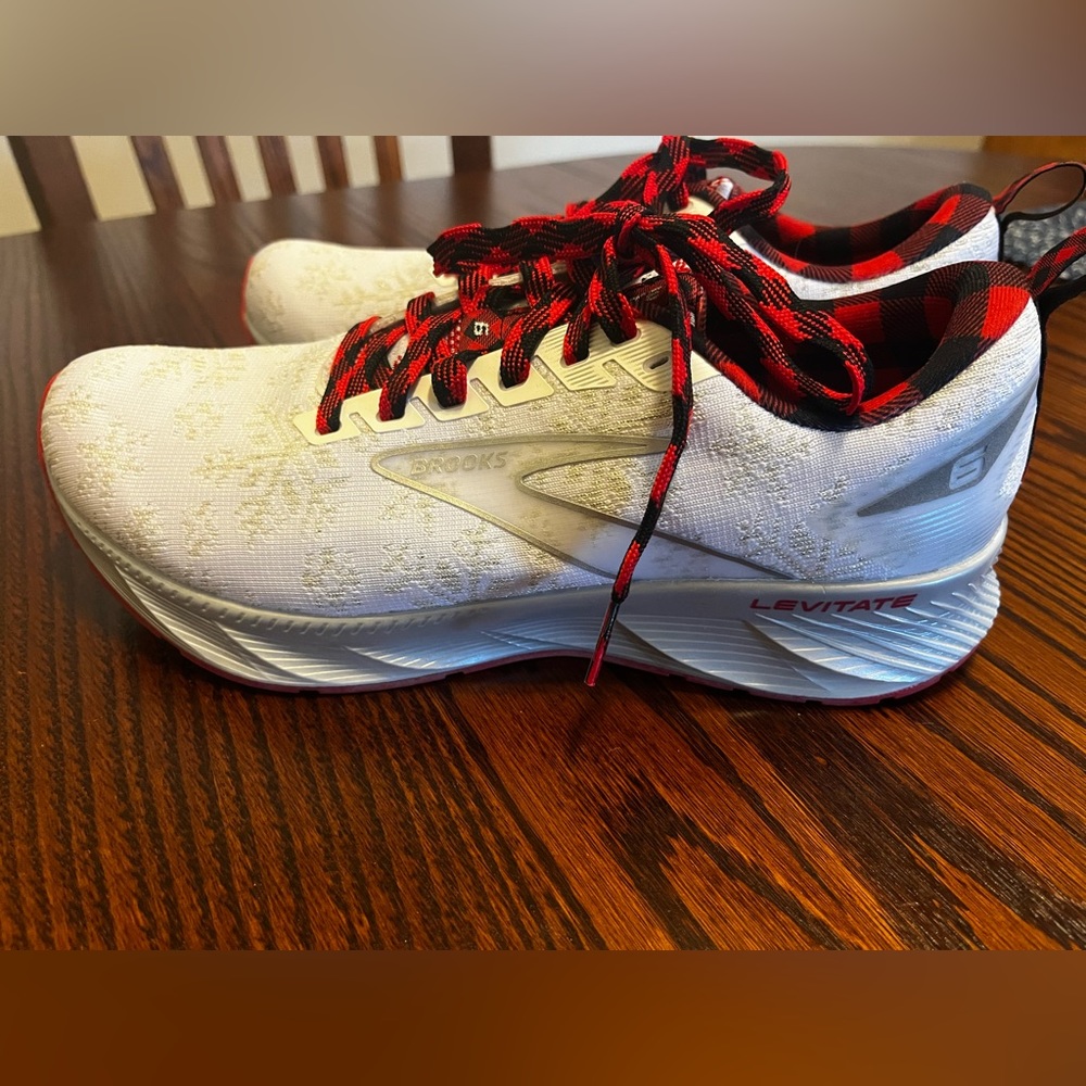 Women’s brooks levitate Run merry size 9 athletic shoe - LIKE NEW ! Worn once